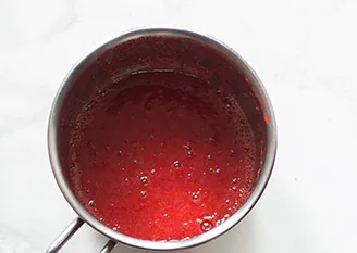 Strain the juice for strawberry ice cream » Tavolart Blending fresh strawberries into a smooth puree